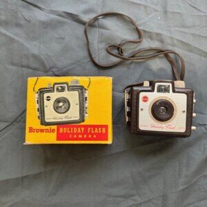 Vintage Kodak Brownie Holiday Flash Camera w Flash & Blue Dot Flashbulb UNTESTED